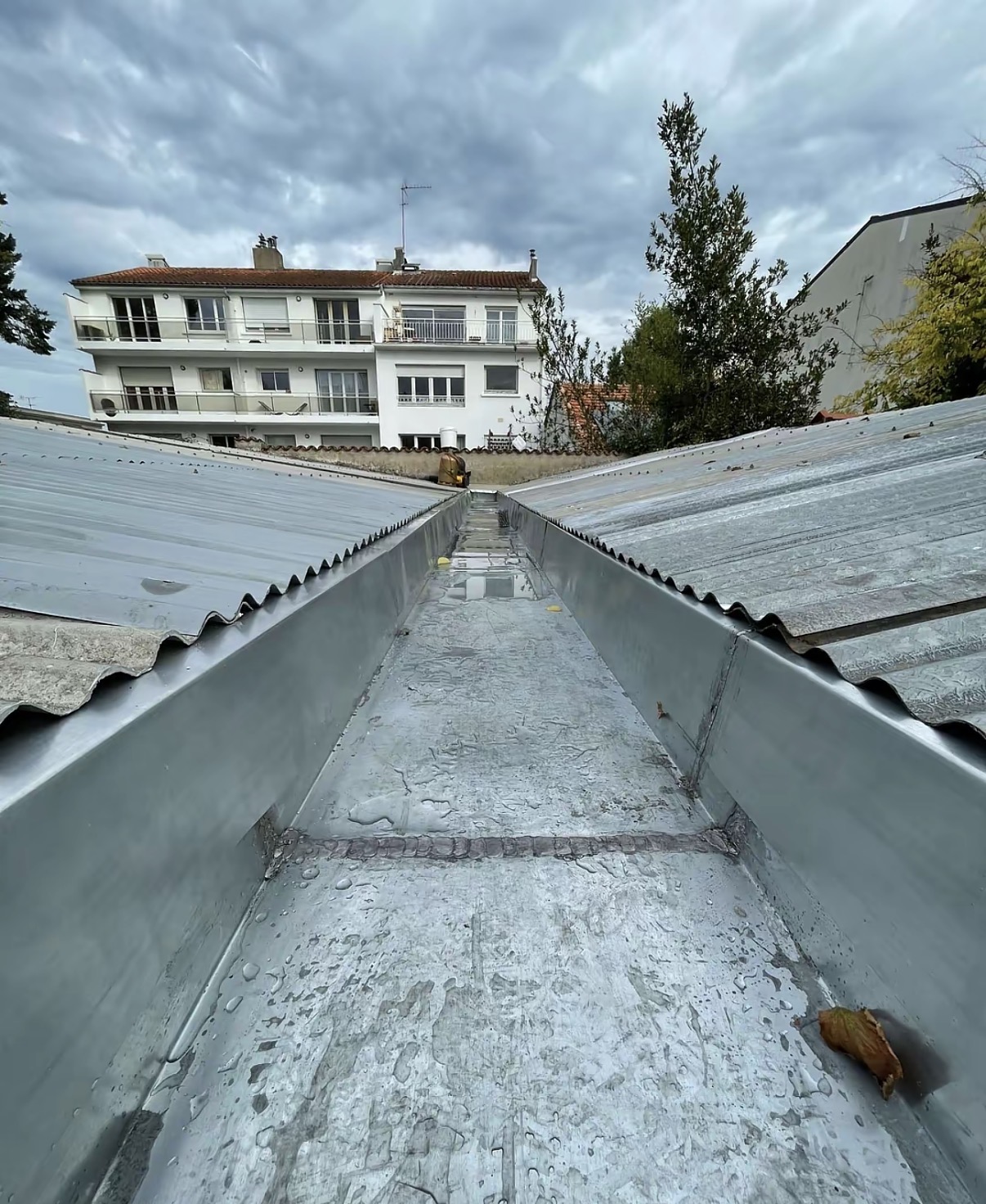 Chéneau en zinc soudé, finition d'atelier sur chantier